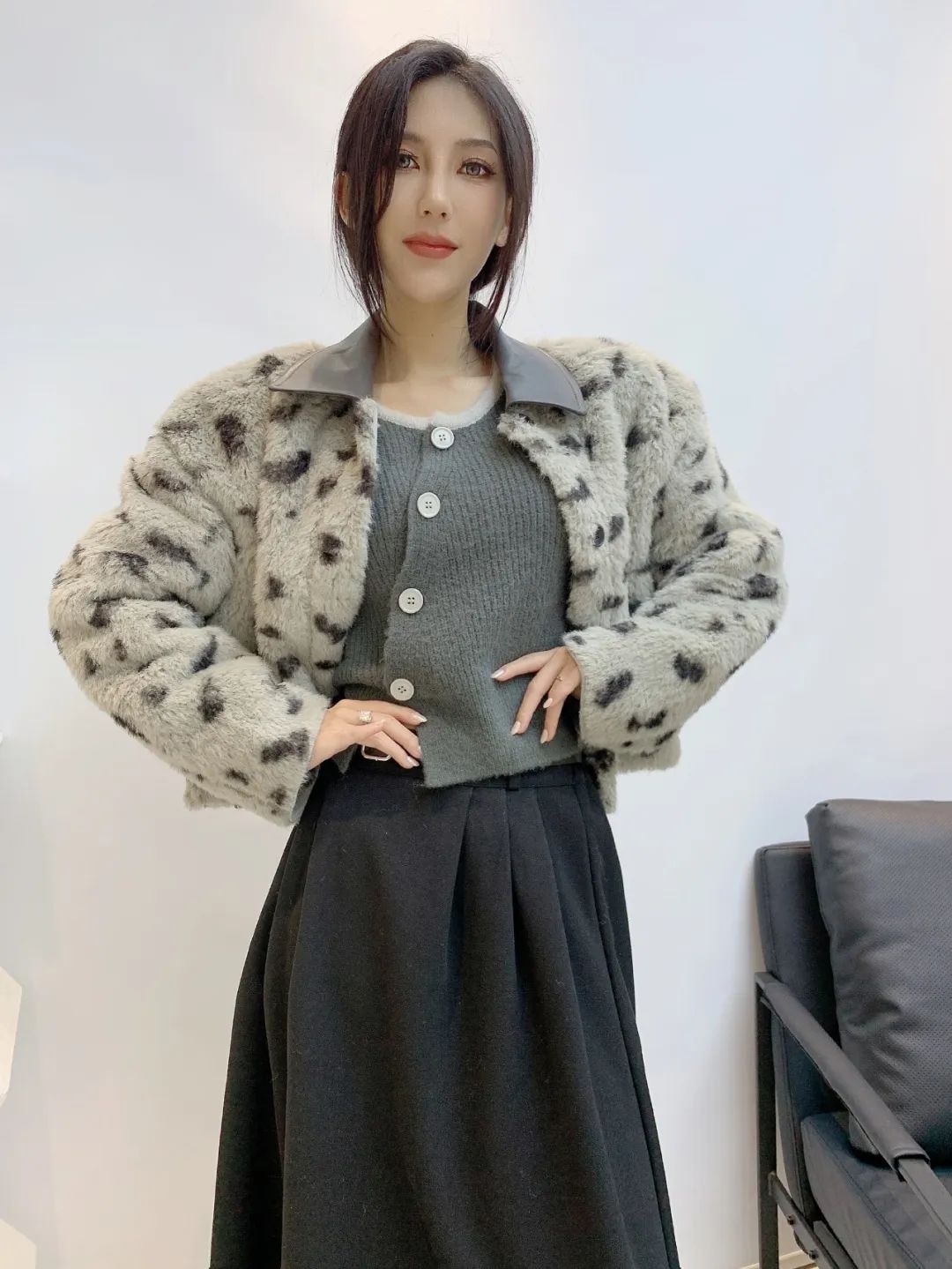 2022年新款女装冬装及腰皮草水彩灰色
