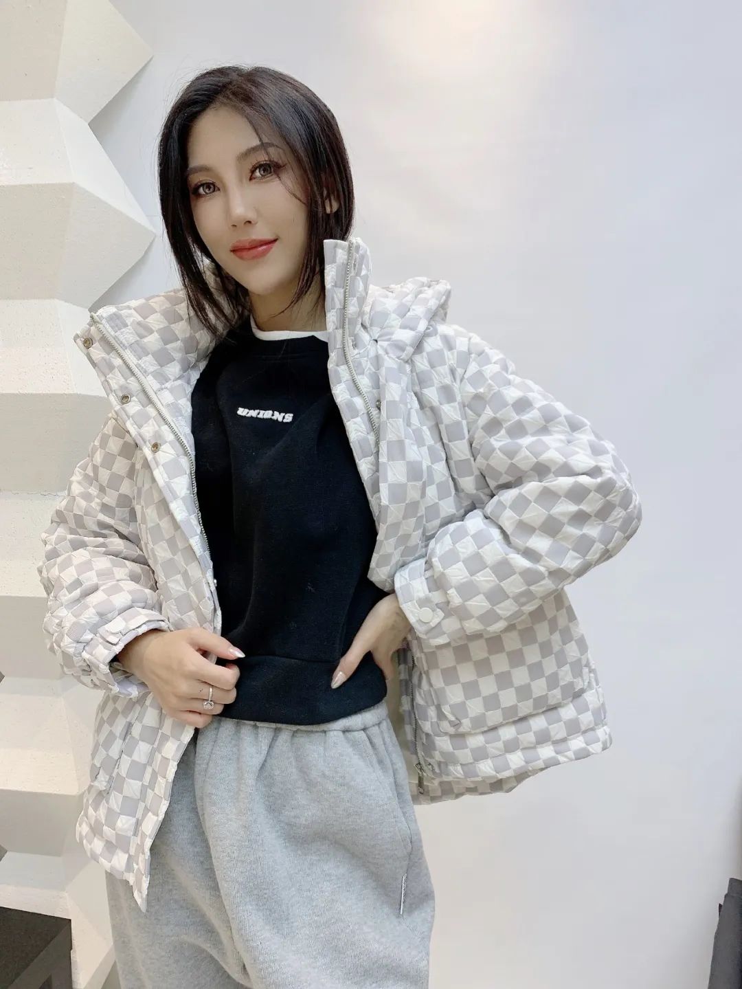 2022年新款女装冬装羽绒服灰色与白色方格