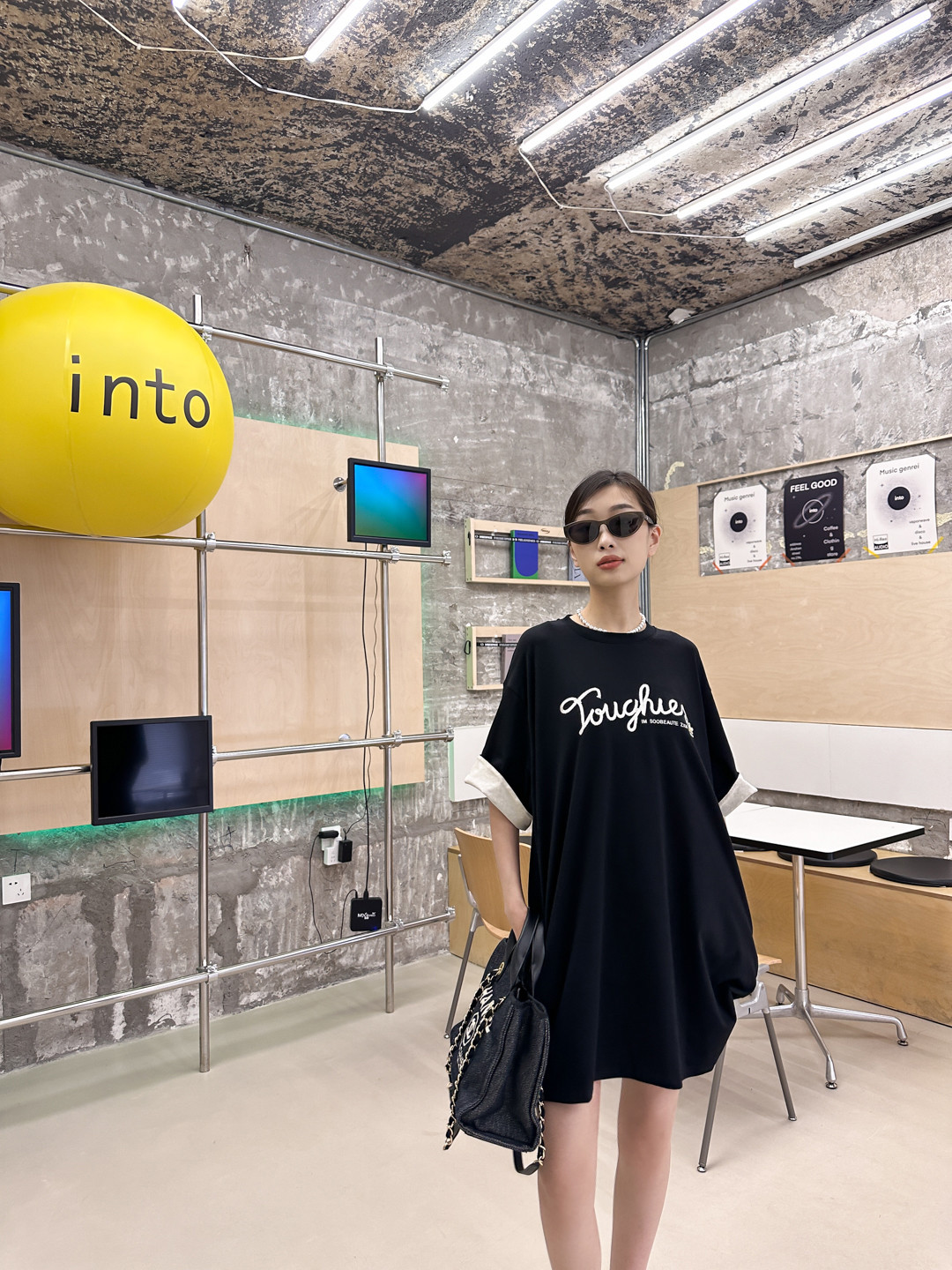 沈阳市沈河区文化路万达广场白月女装店