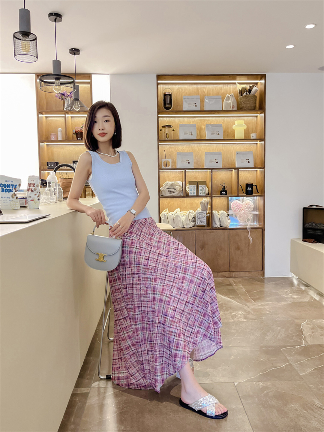 保定市竞秀区万达广场步行街白月品牌女装店