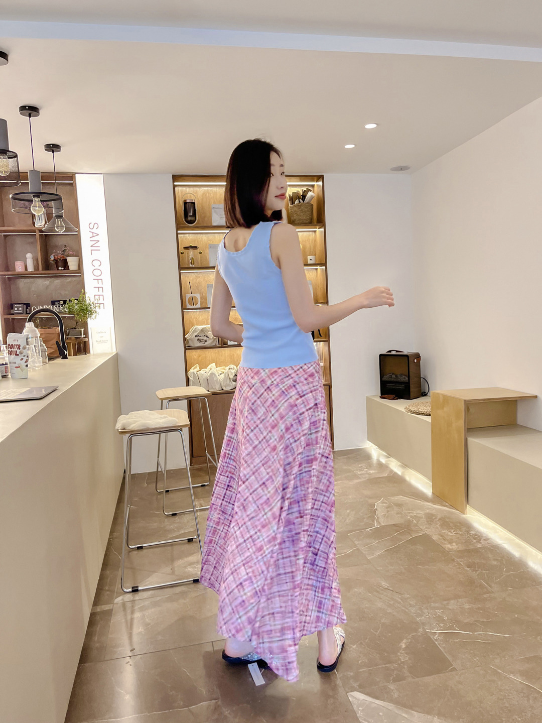 保定市竞秀区万达广场步行街白月品牌女装店