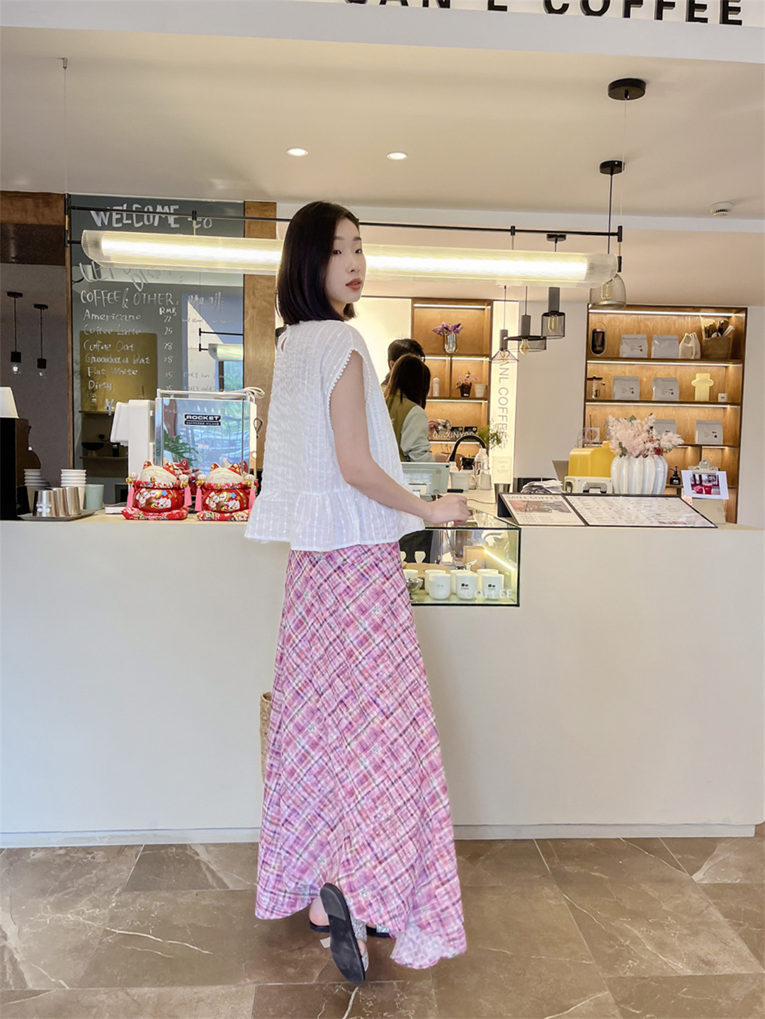 保定市竞秀区万达广场步行街白月品牌女装店