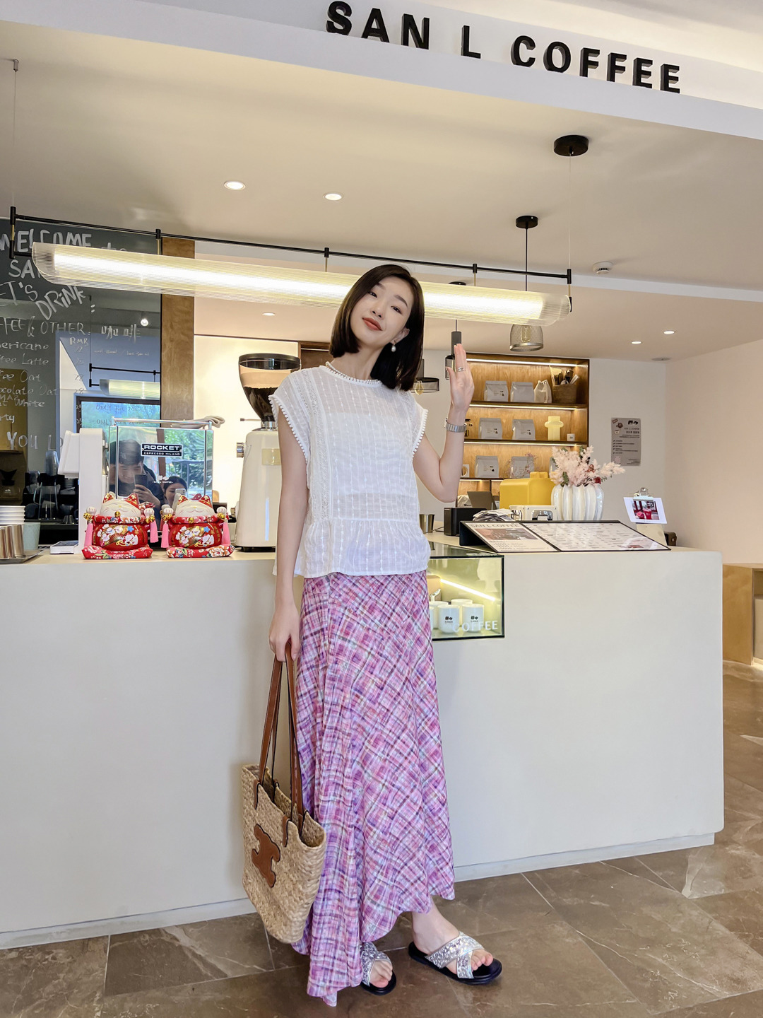 保定市竞秀区万达广场步行街白月品牌女装店