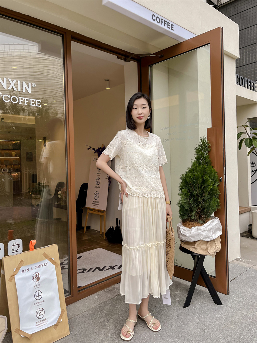 保定市竞秀区万达广场步行街白月品牌女装店