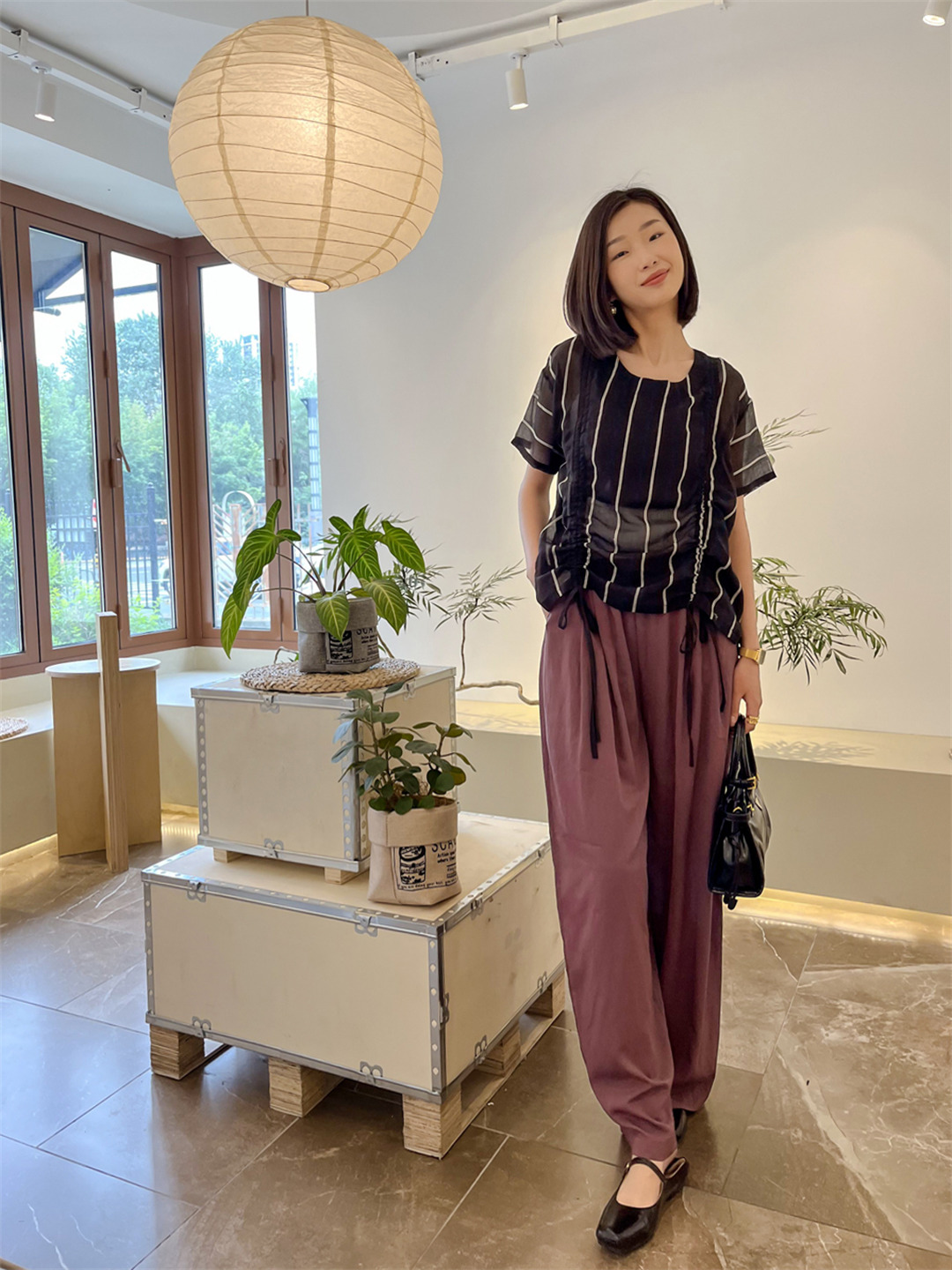 保定市竞秀区万达广场步行街白月品牌女装店