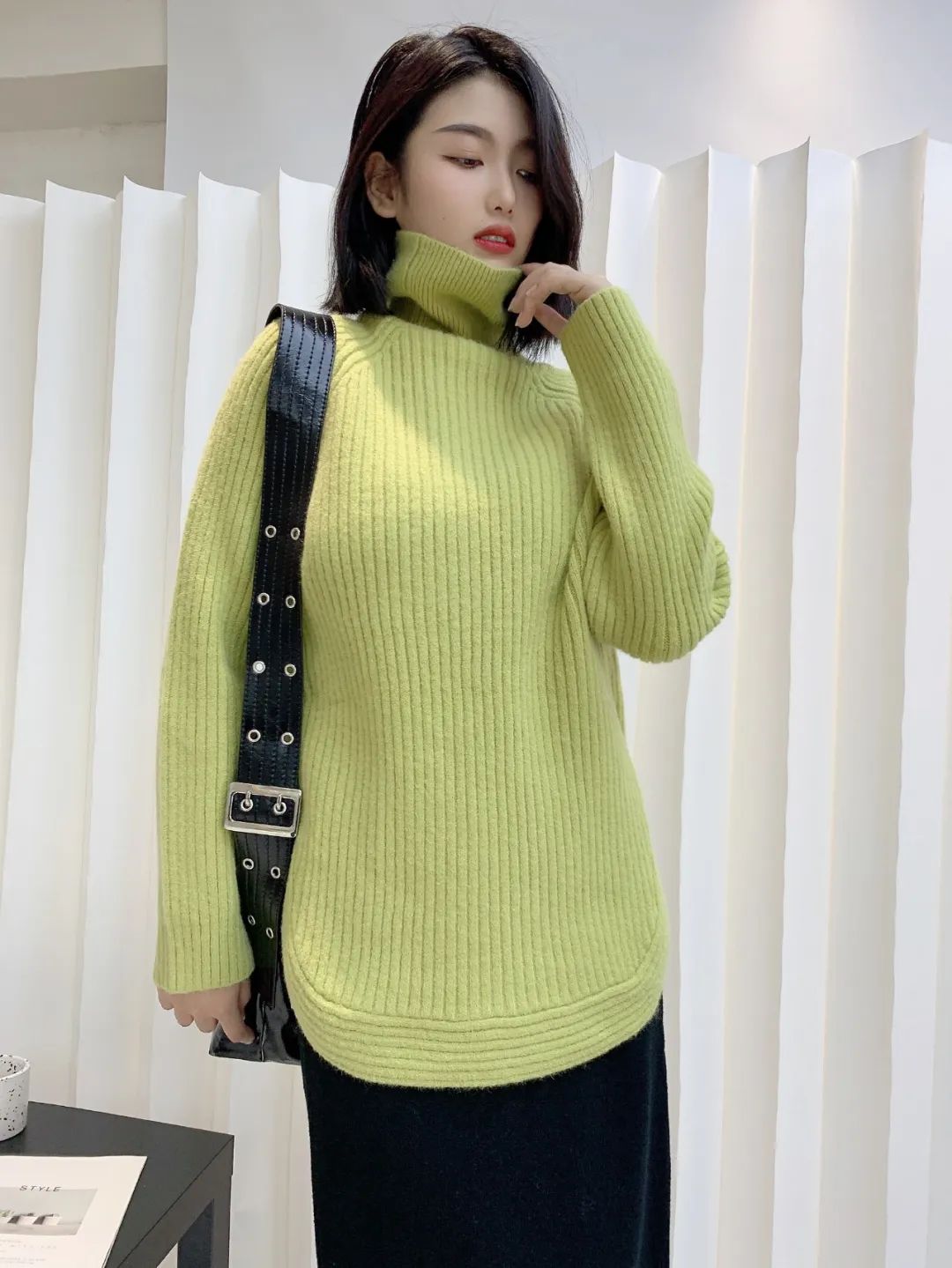 立冬小阳春般的室内长袖轻暧打底衫与柔软亲肤毛织衫穿搭