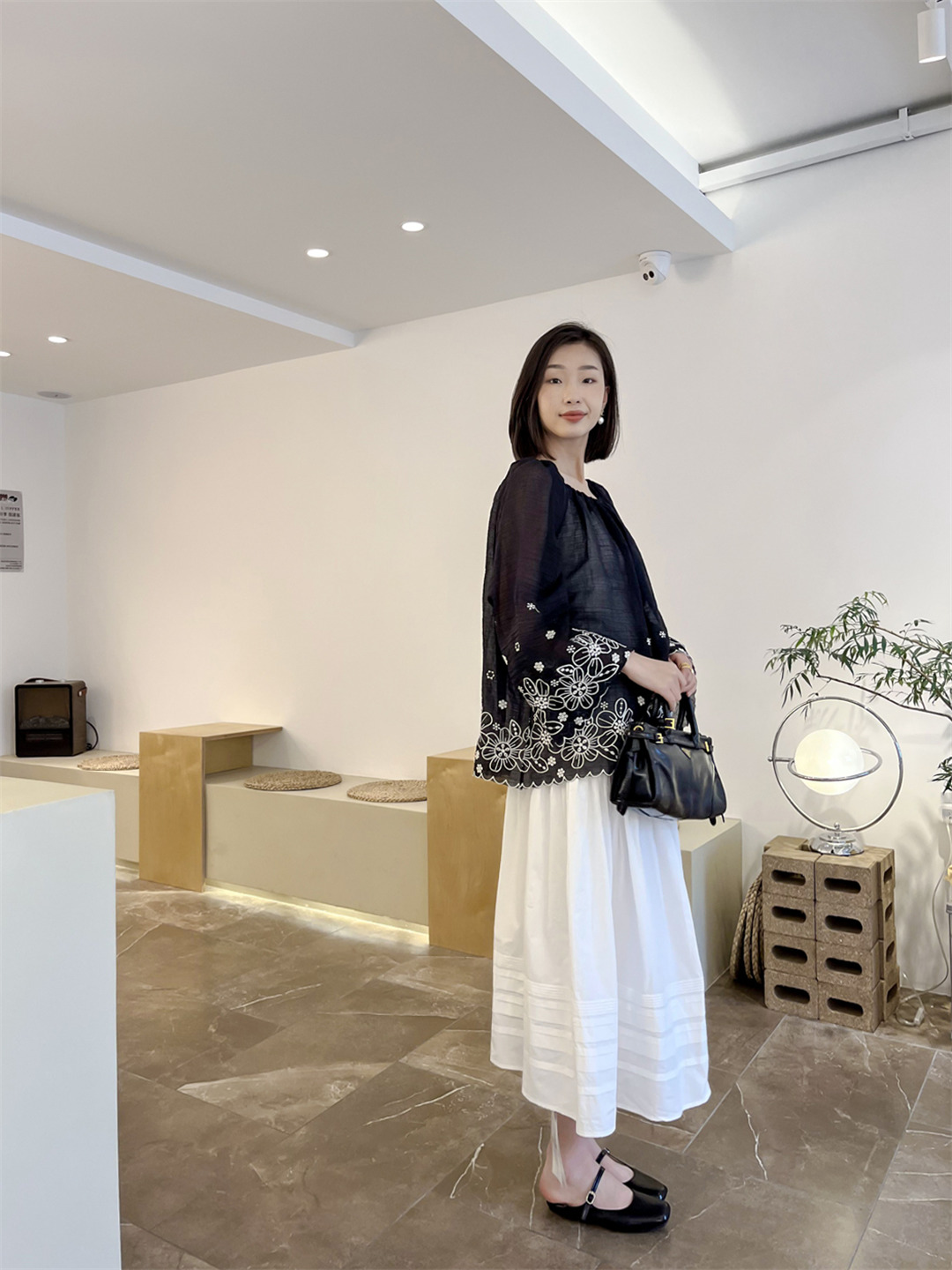 保定市竞秀区万达广场步行街白月品牌女装店