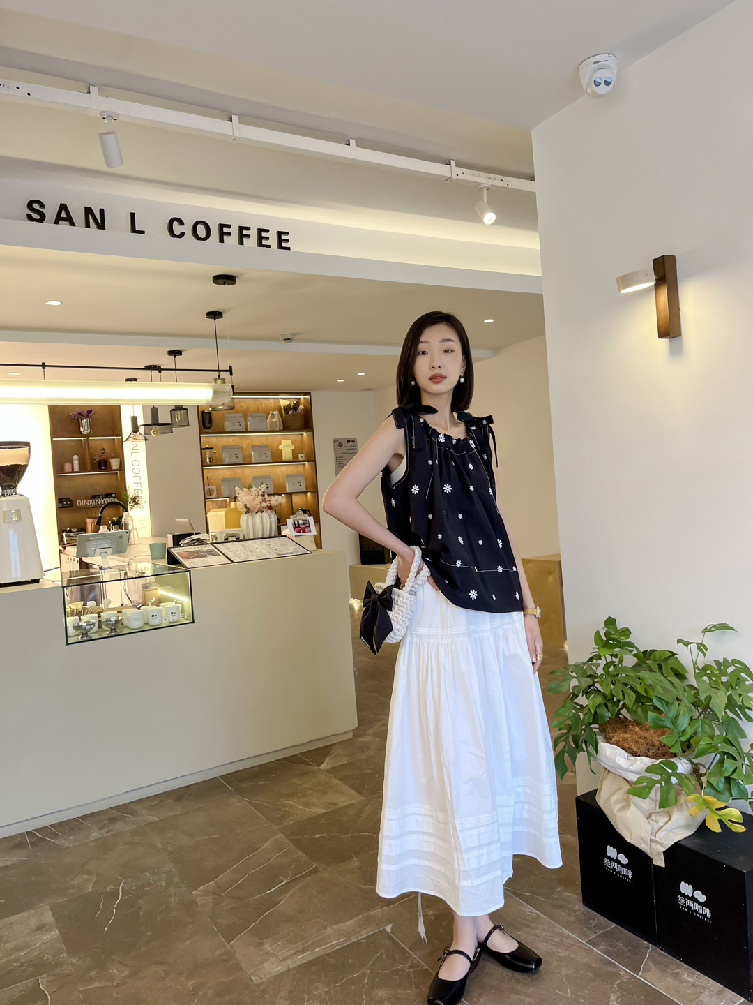 保定市竞秀区万达广场步行街白月品牌女装店