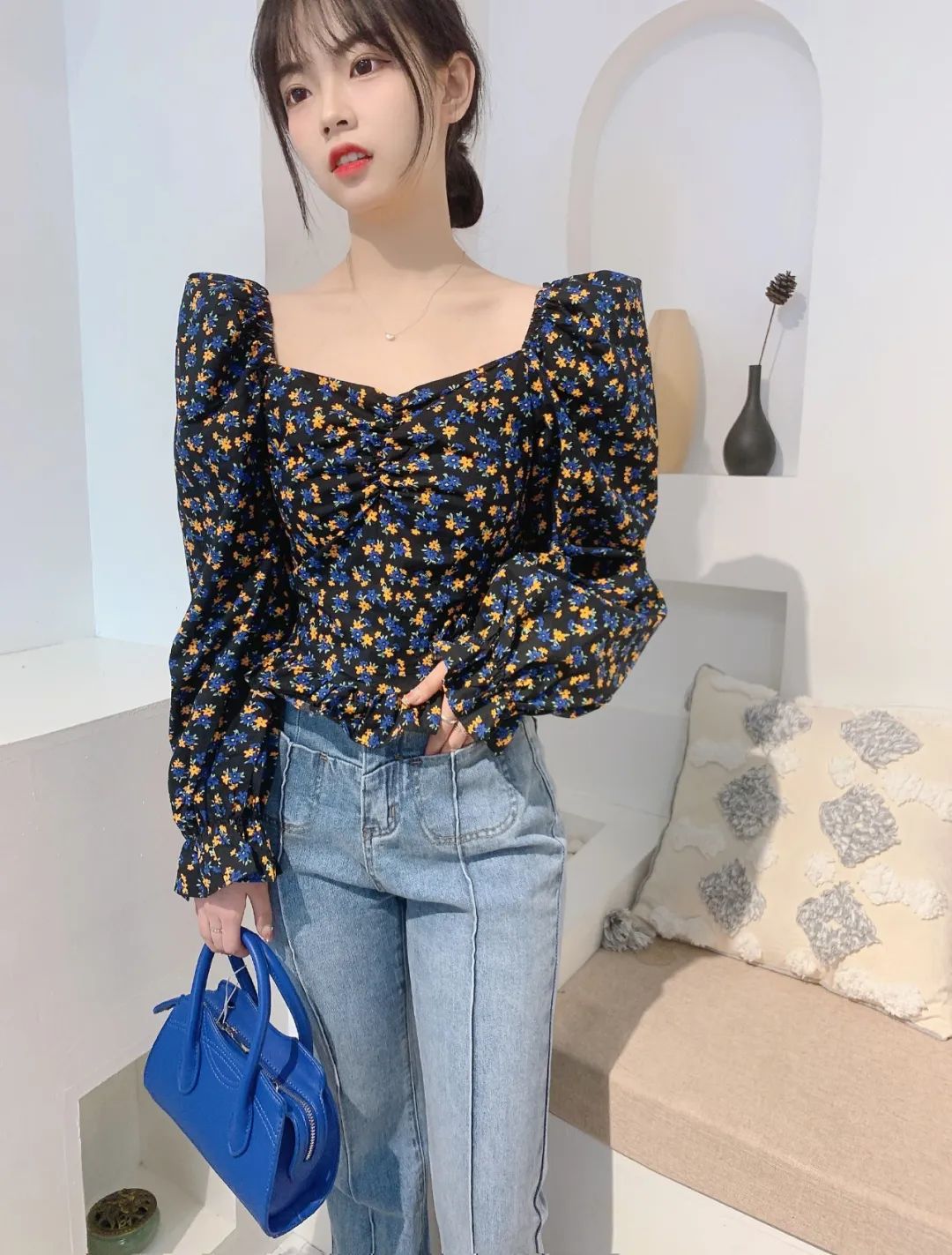 百花争艳盛开的季节上衣配紧身牛仔裤