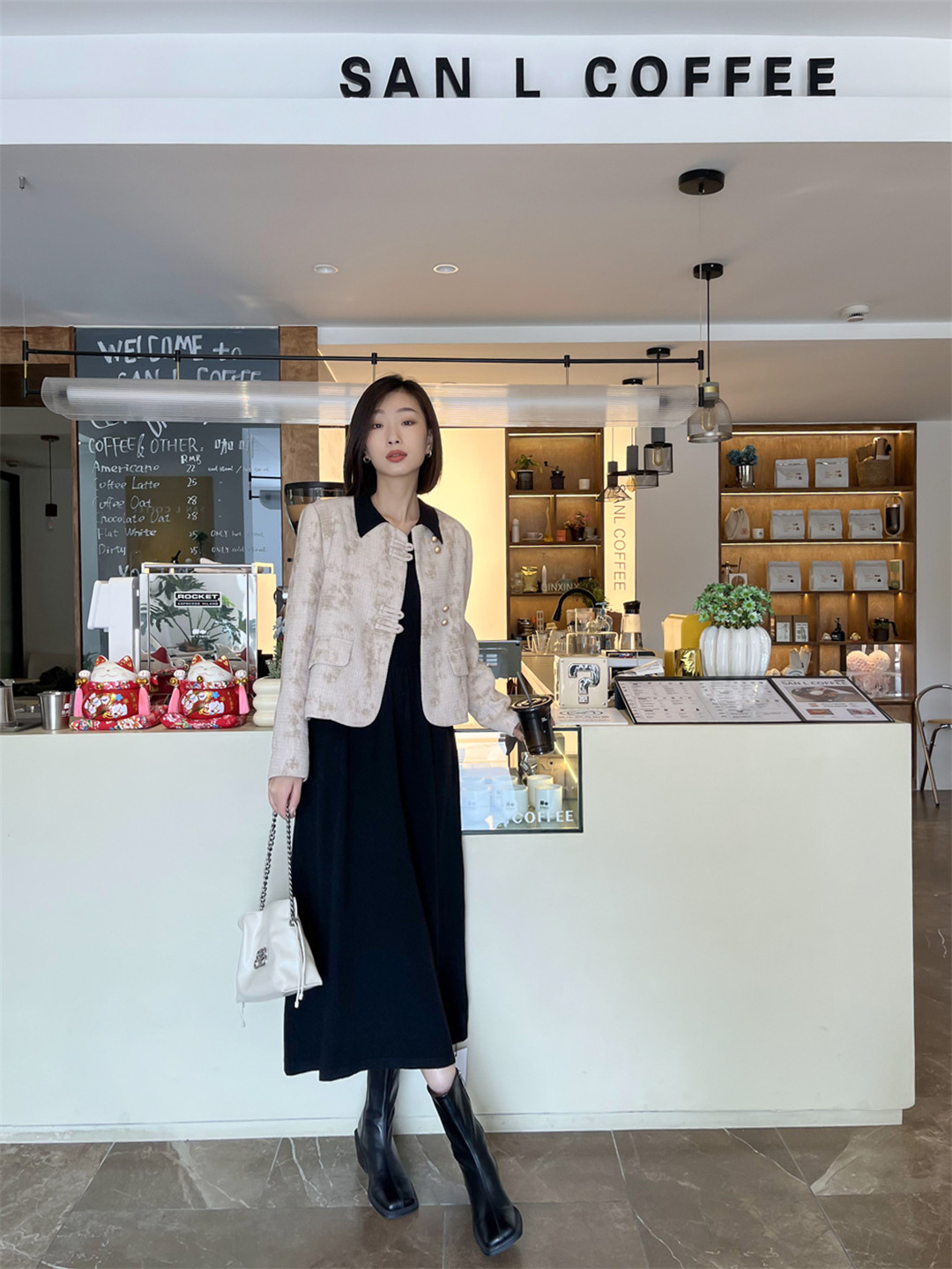 抚顺市新抚区浑河路万达广场白月女装店.jpg