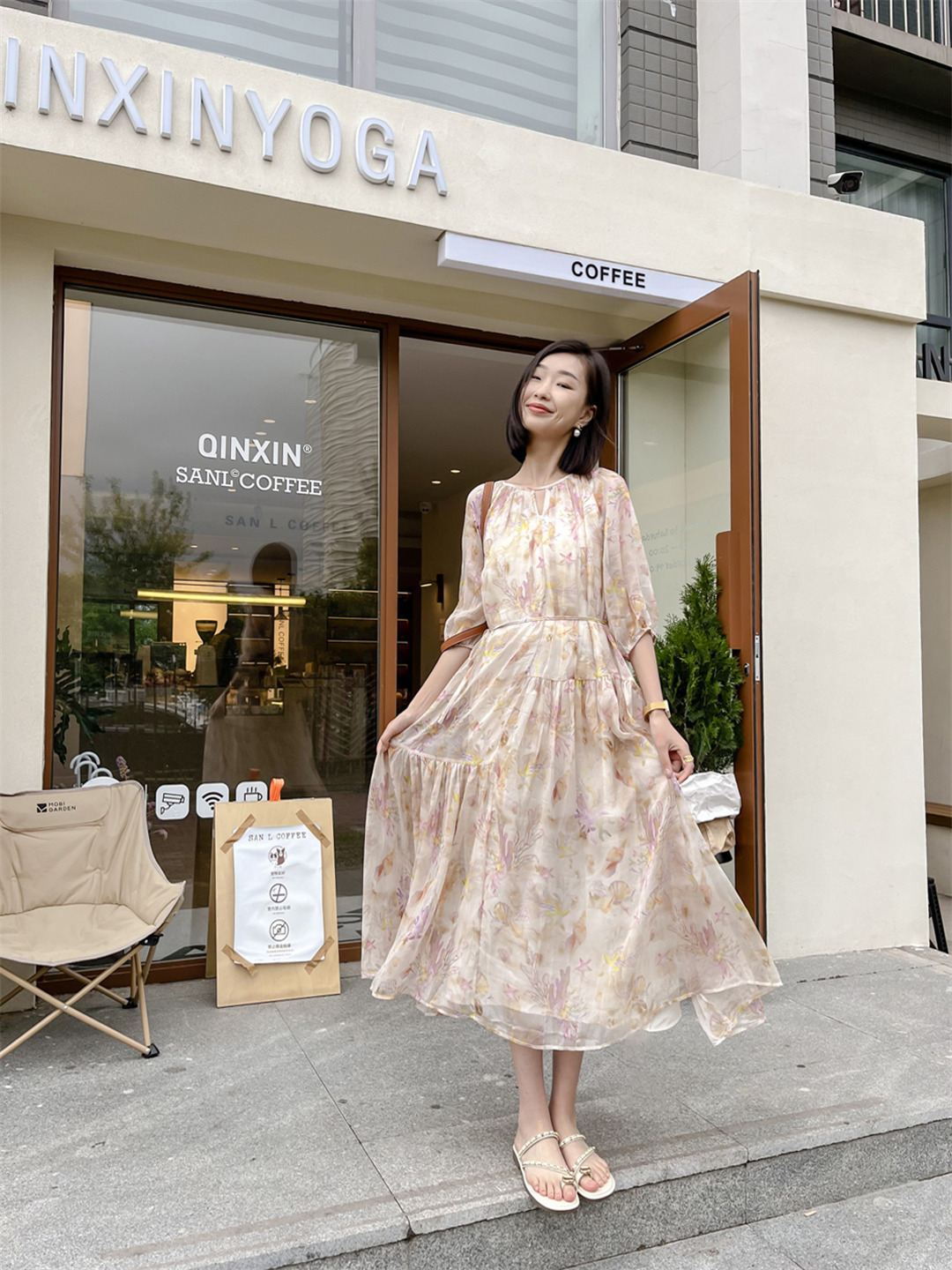 保定市竞秀区万达广场步行街白月品牌女装店