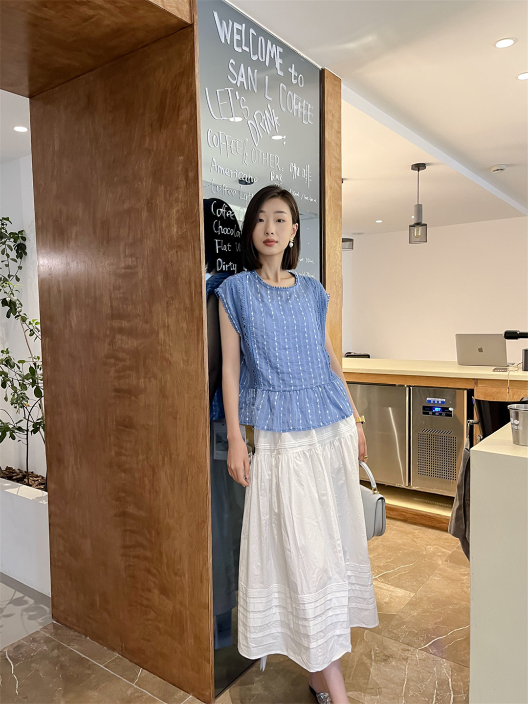 保定市竞秀区万达广场步行街白月品牌女装店