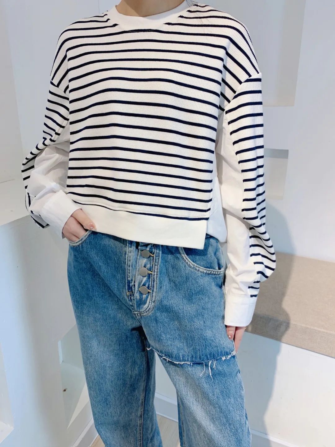 黑白条纹针织衫蓝色牛仔裤轻松活力与简约干练的时尚搭配.jpg
