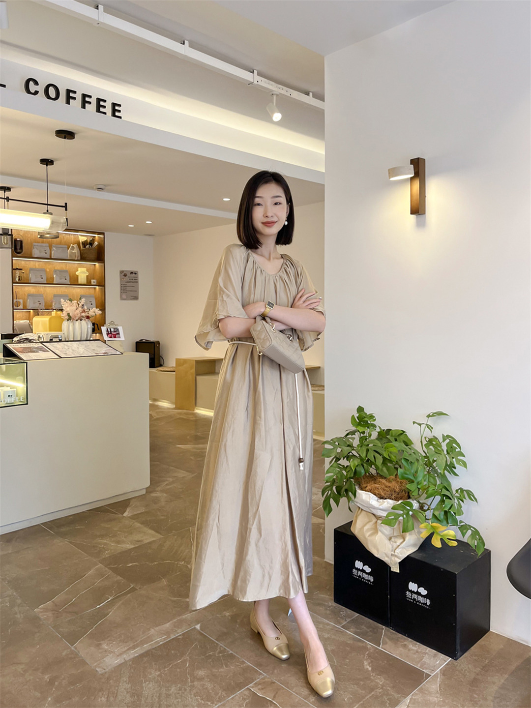 保定市竞秀区万达广场步行街白月品牌女装店