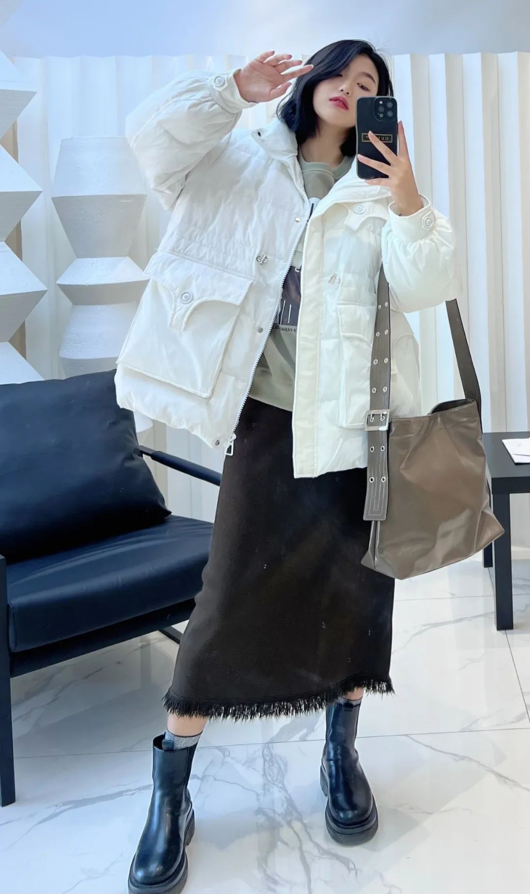 立冬穿搭时尚女神需要潮流设计的新款羽绒服内搭轻柔温暧的新款打底衫保暧