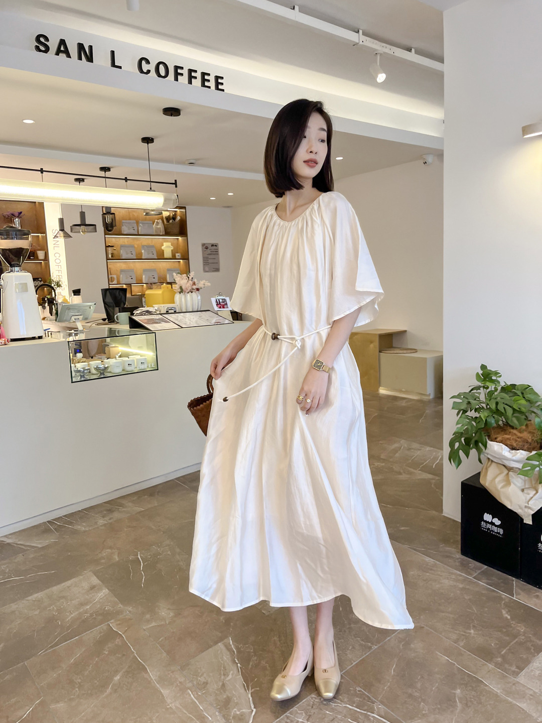 保定市竞秀区万达广场步行街白月品牌女装店