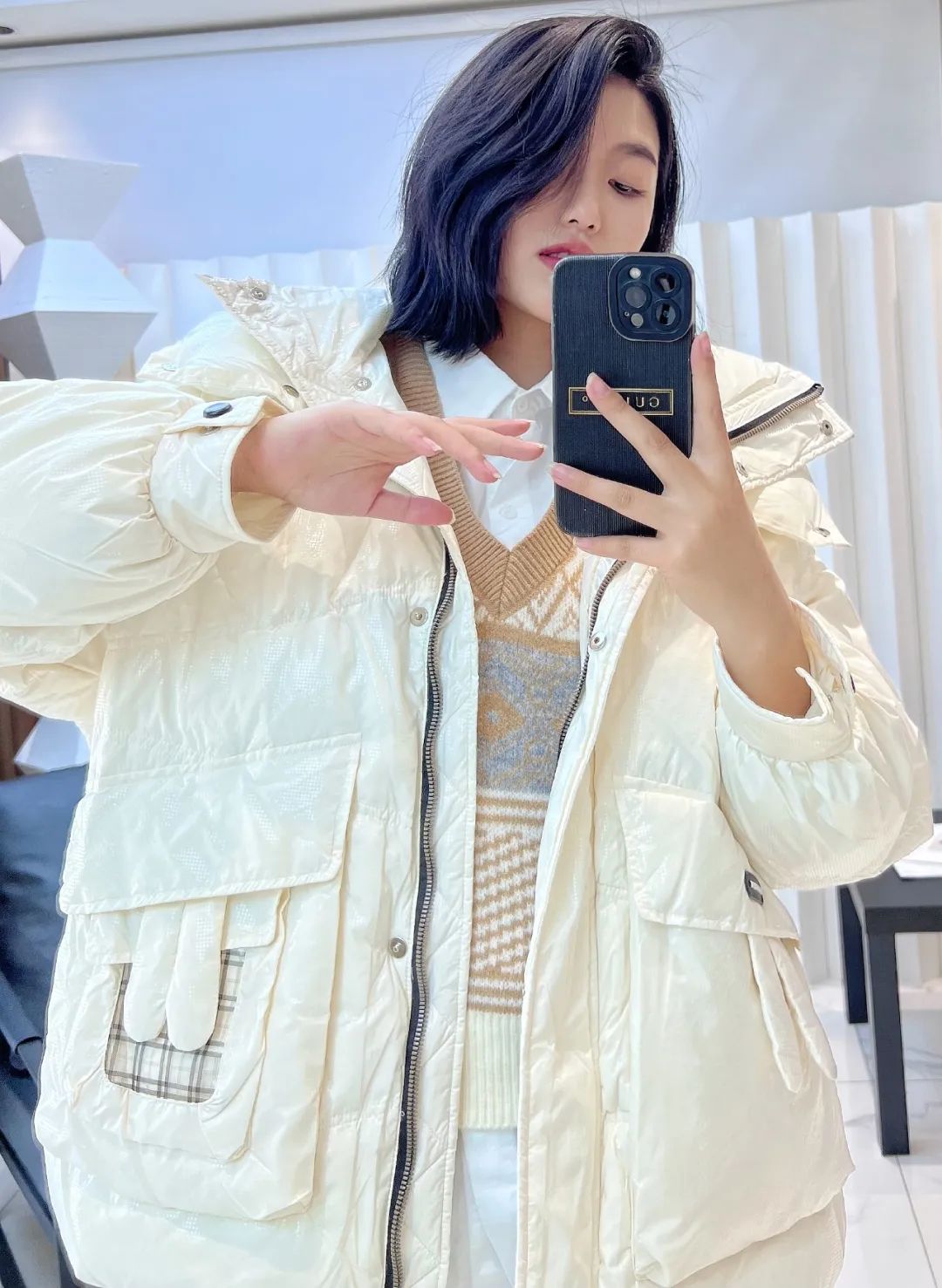 立冬穿搭时尚女神需要潮流设计的新款羽绒服内搭轻柔温暧的新款打底衫保暧