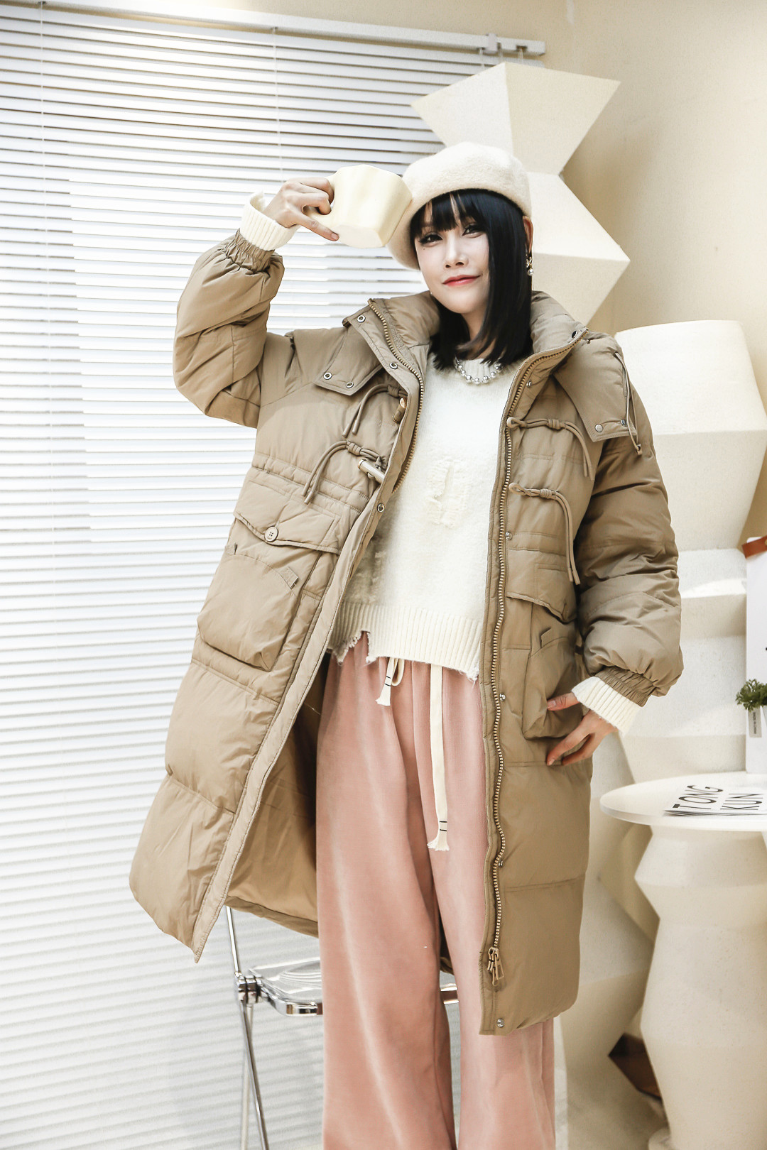 THOUSAND CITY的冬季新款时尚女装，为你呈现羽绒服、牛仔裤与毛织衫的完美搭配