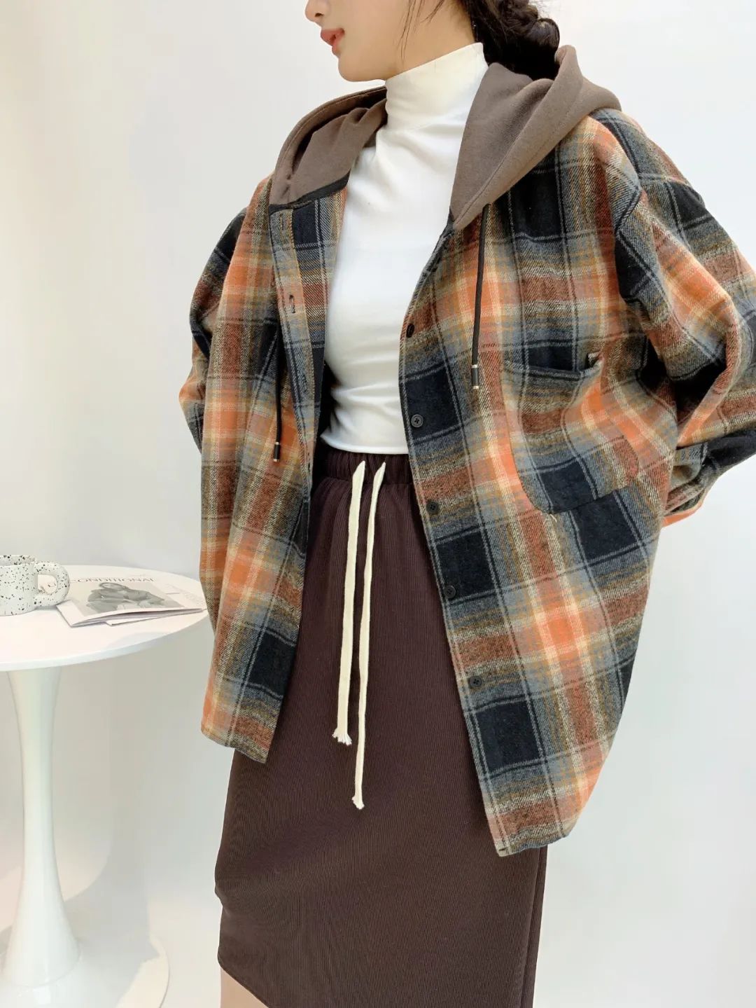 彩色格子的长款连帽风衣.jpg