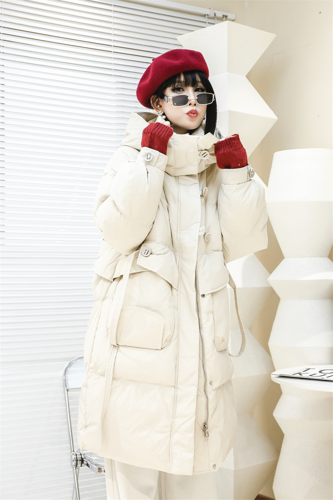 THOUSAND CITY的冬季新款时尚女装，为你呈现羽绒服、牛仔裤与毛织衫的完美搭配