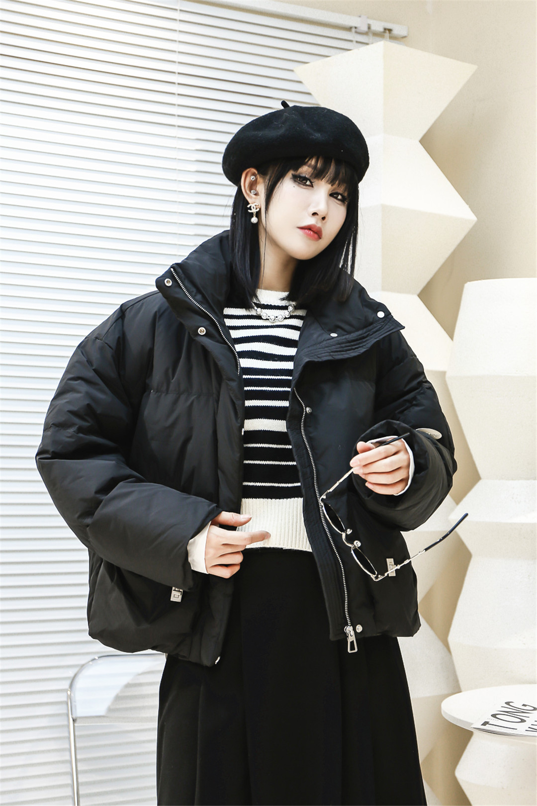 THOUSAND CITY的冬季新款时尚女装，为你呈现羽绒服、牛仔裤与毛织衫的完美搭配