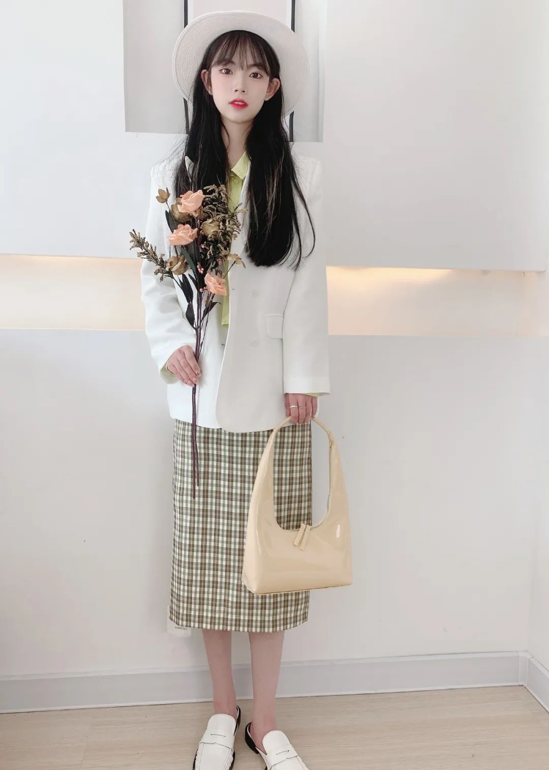 白色小西装搭苏格兰格子七份裙