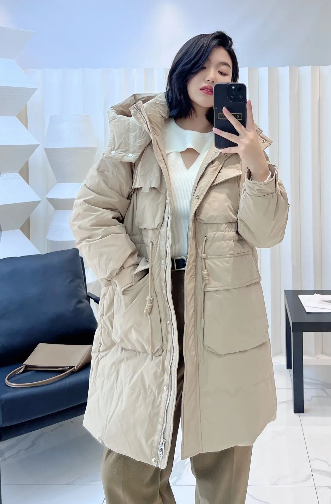 立冬穿搭时尚女神需要潮流设计的新款羽绒服内搭轻柔温暧的新款打底衫保暧