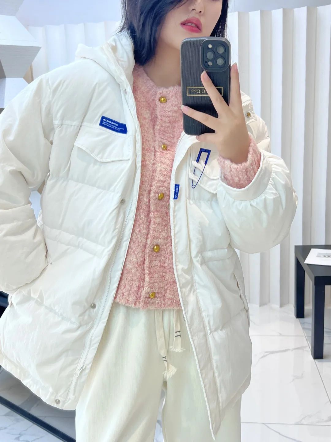 立冬穿搭时尚女神需要潮流设计的新款羽绒服内搭轻柔温暧的新款打底衫保暧