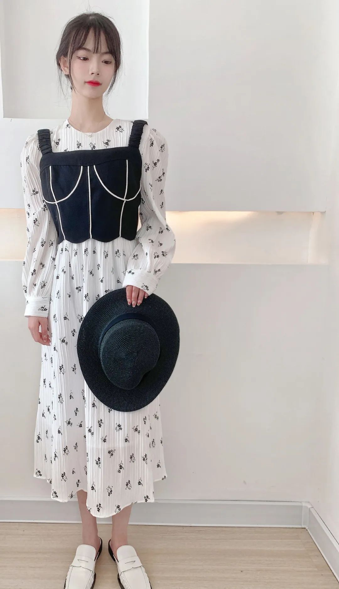 白色百花长裙与黑色小背心搭配