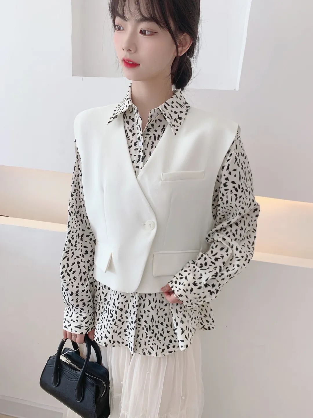 纯白西装小马夹与白色黑叶衬衫配网纱长裙