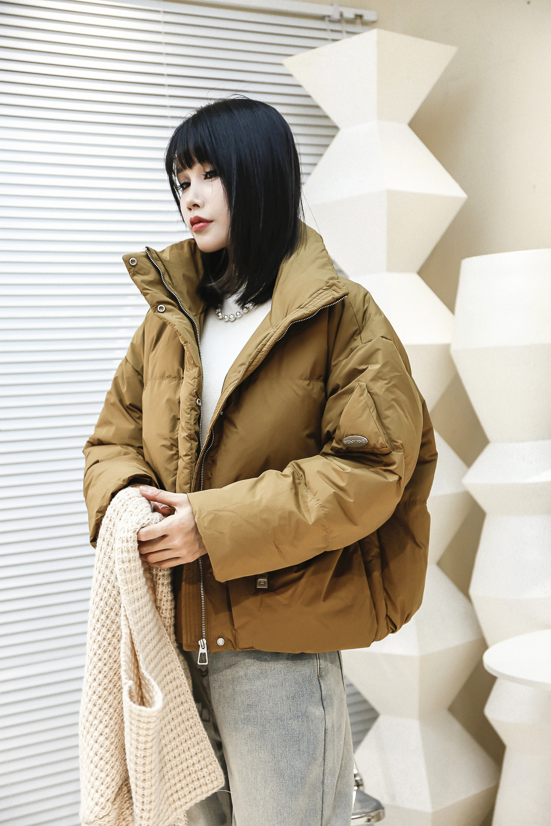 THOUSAND CITY的冬季新款时尚女装，为你呈现羽绒服、牛仔裤与毛织衫的完美搭配