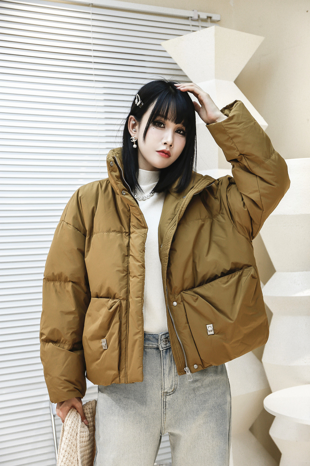 THOUSAND CITY的冬季新款时尚女装，为你呈现羽绒服、牛仔裤与毛织衫的完美搭配