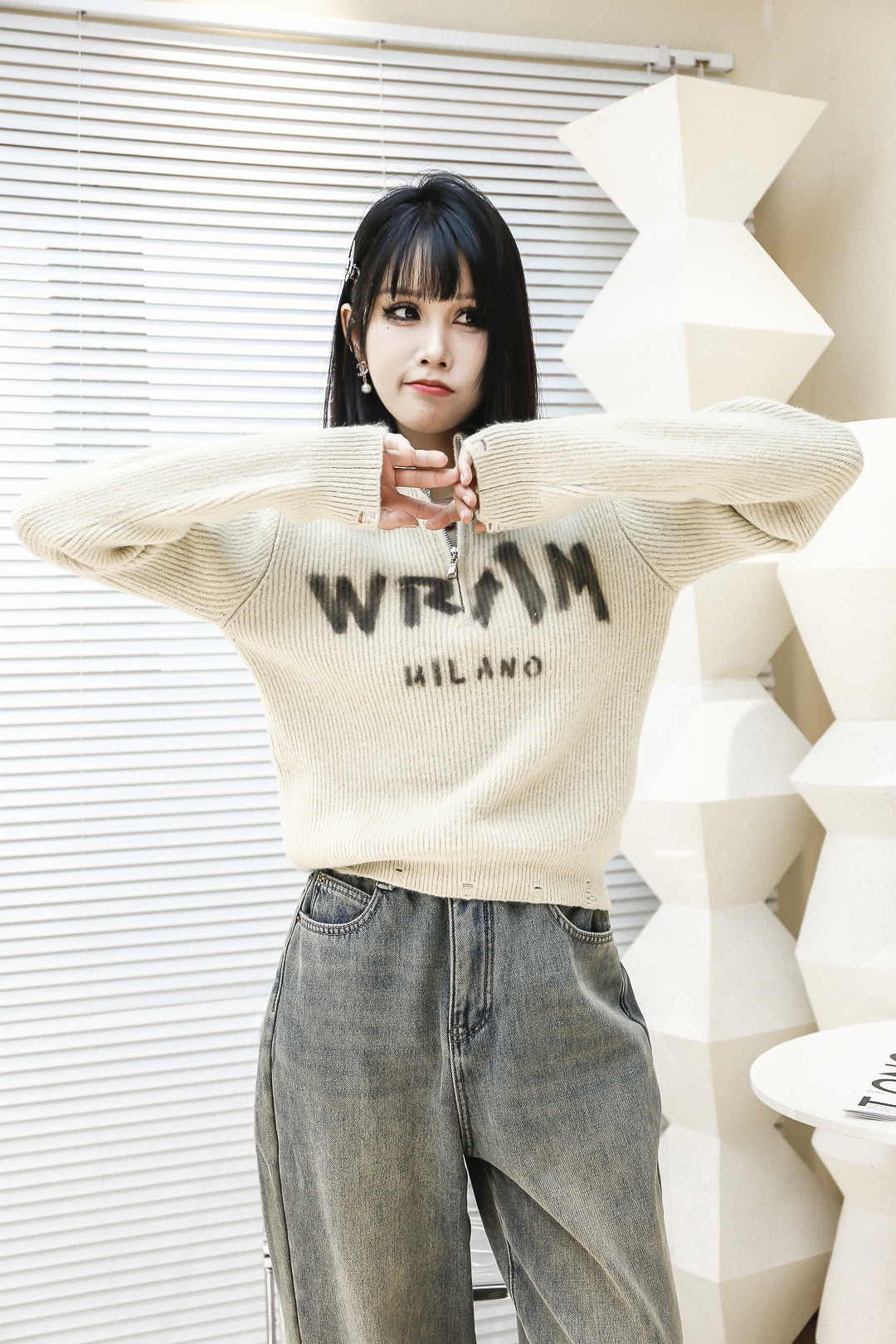 THOUSAND CITY的冬季新款时尚女装，为你呈现羽绒服、牛仔裤与毛织衫的完美搭配