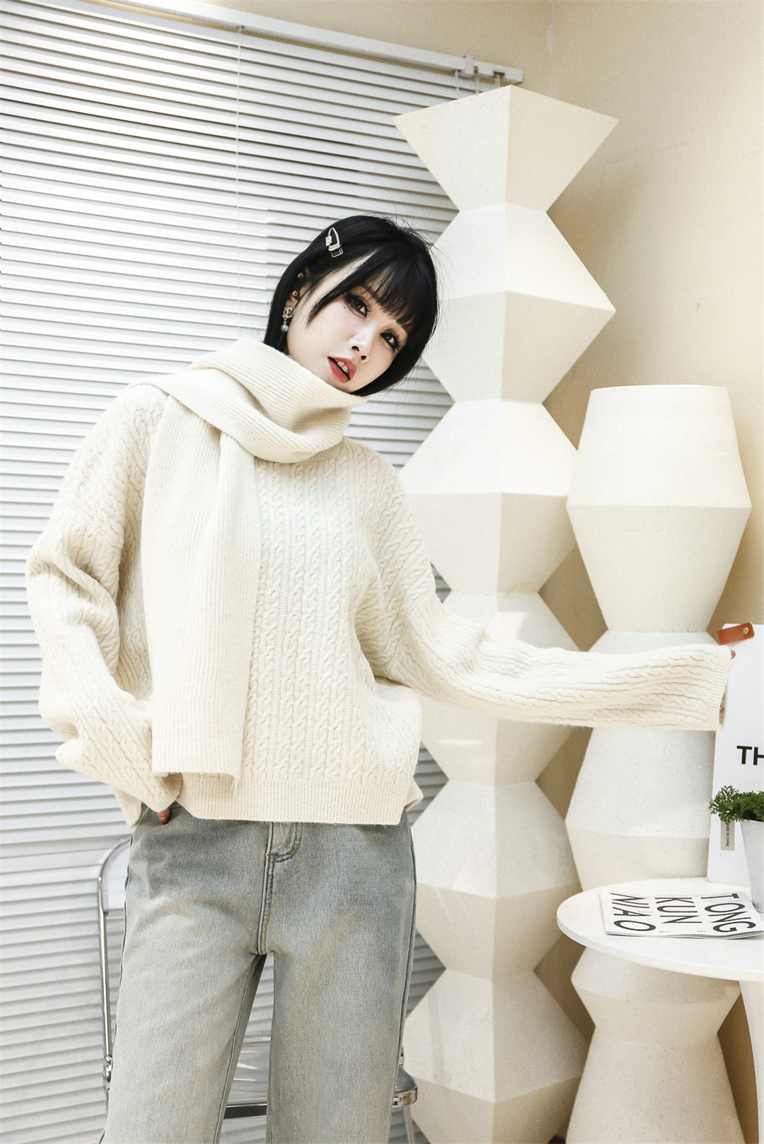 THOUSAND CITY的冬季新款时尚女装，为你呈现羽绒服、牛仔裤与毛织衫的完美搭配