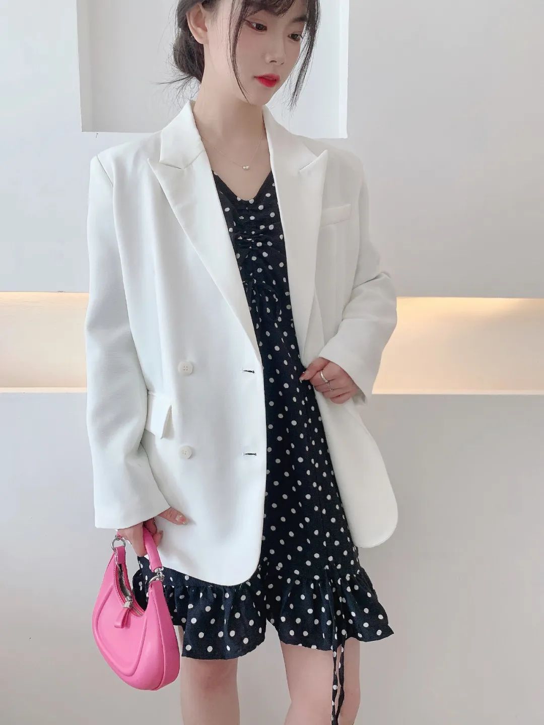 白色修身小西装搭黑色波点抽褶长裙