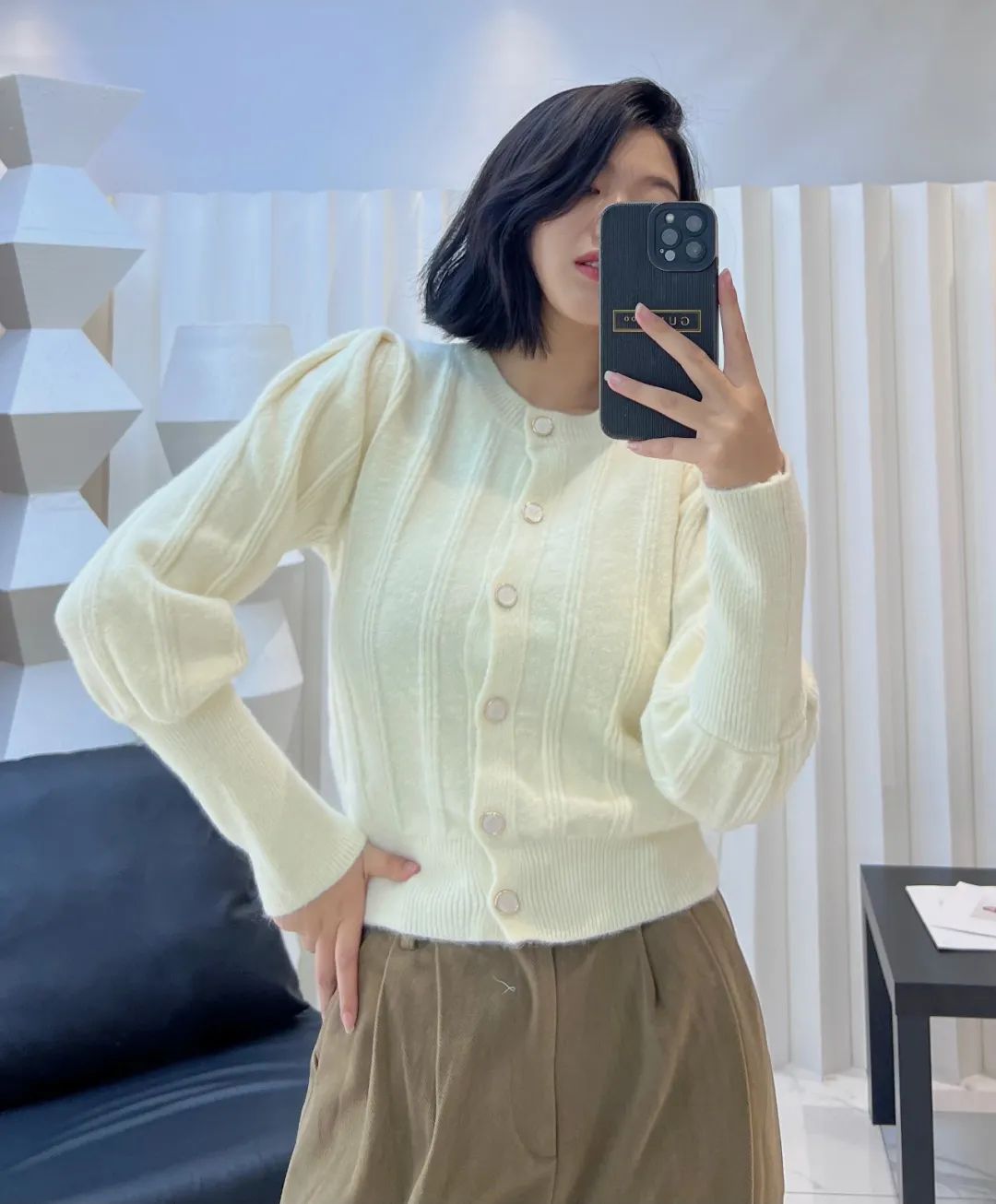 立冬穿搭时尚女神需要潮流设计的新款羽绒服内搭轻柔温暧的新款打底衫保暧