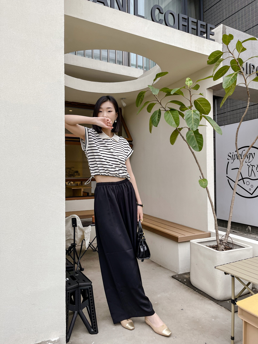 保定市竞秀区万达广场步行街白月品牌女装店