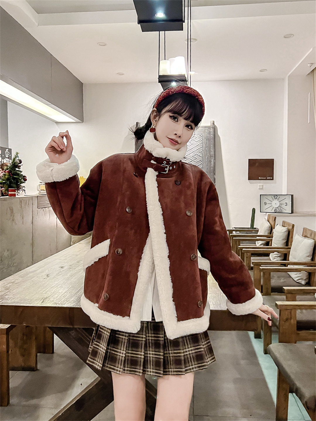 千城女装走秀展现都市女性的优雅与魅力