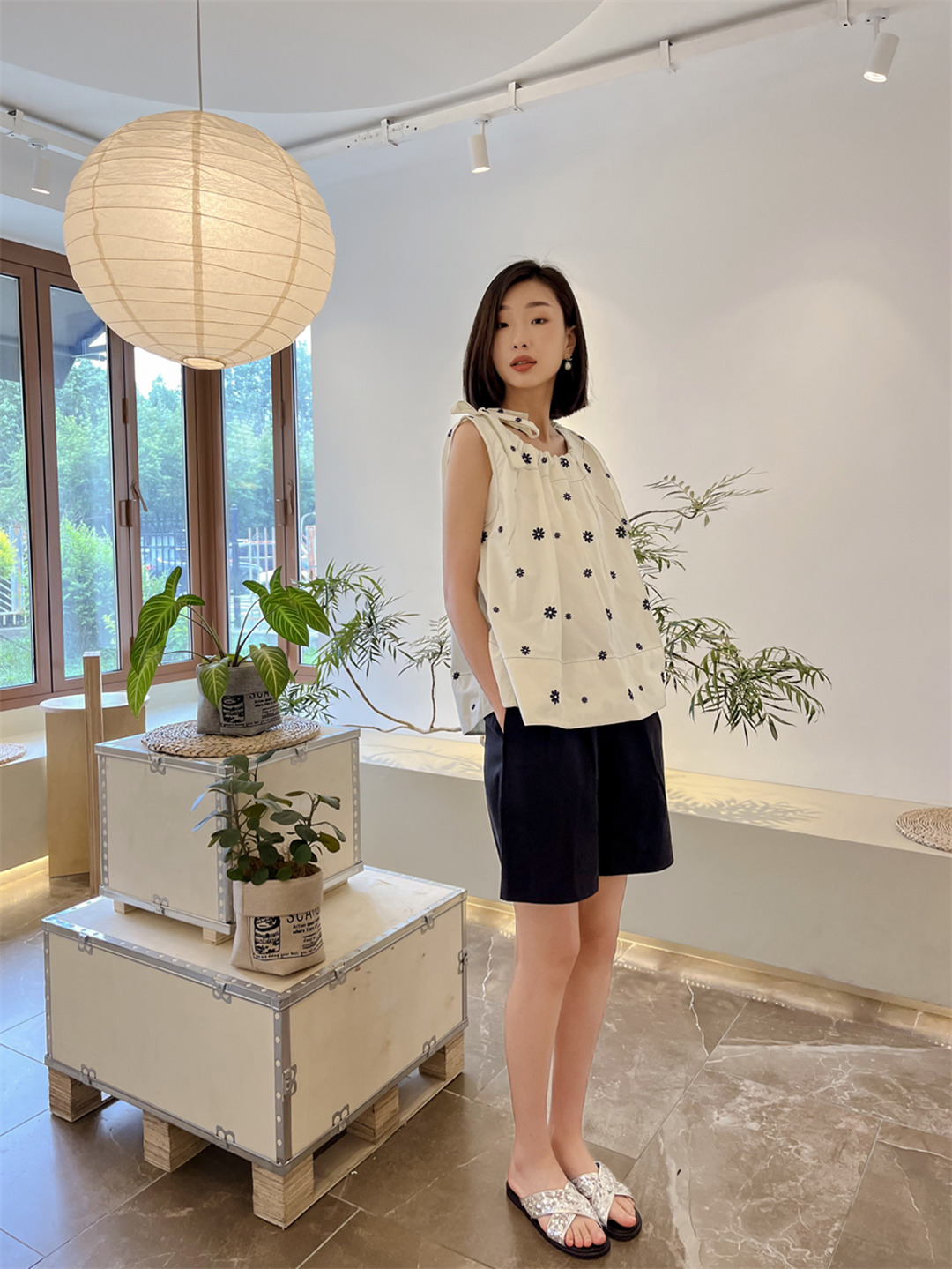 保定市竞秀区万达广场步行街白月品牌女装店