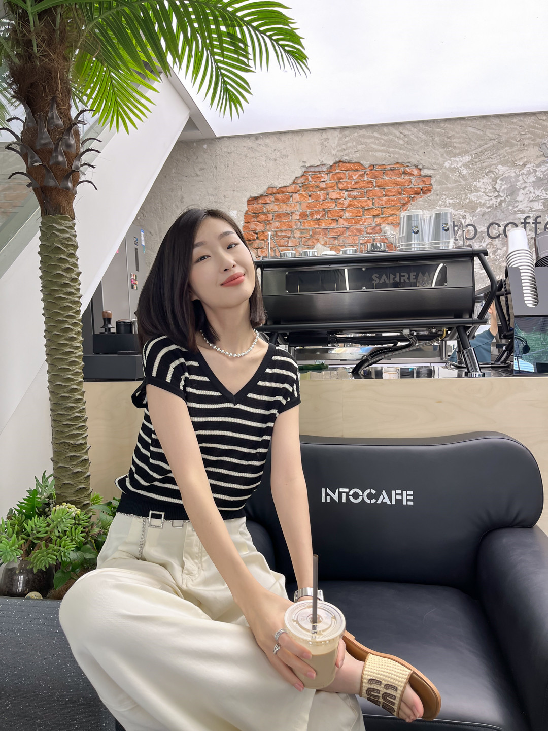 沈阳市沈河区文化路万达广场白月女装店