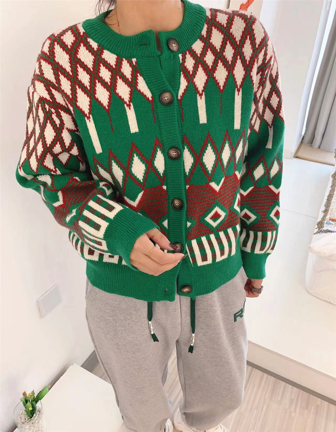 最新活力提花图案的毛衣